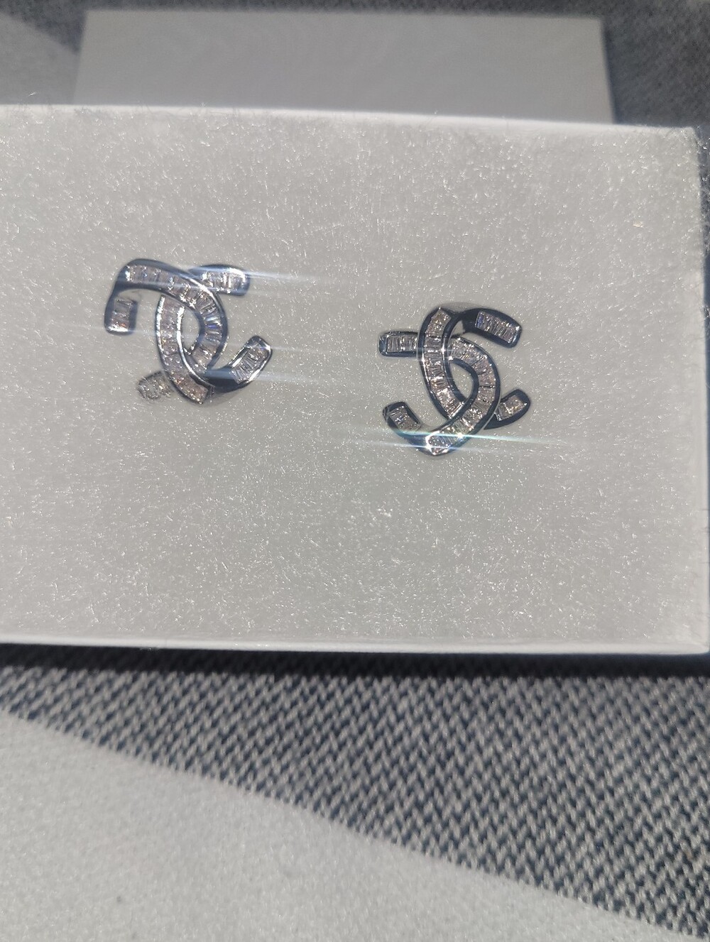 Luxury C Style Earrings - Picture 5 of 7